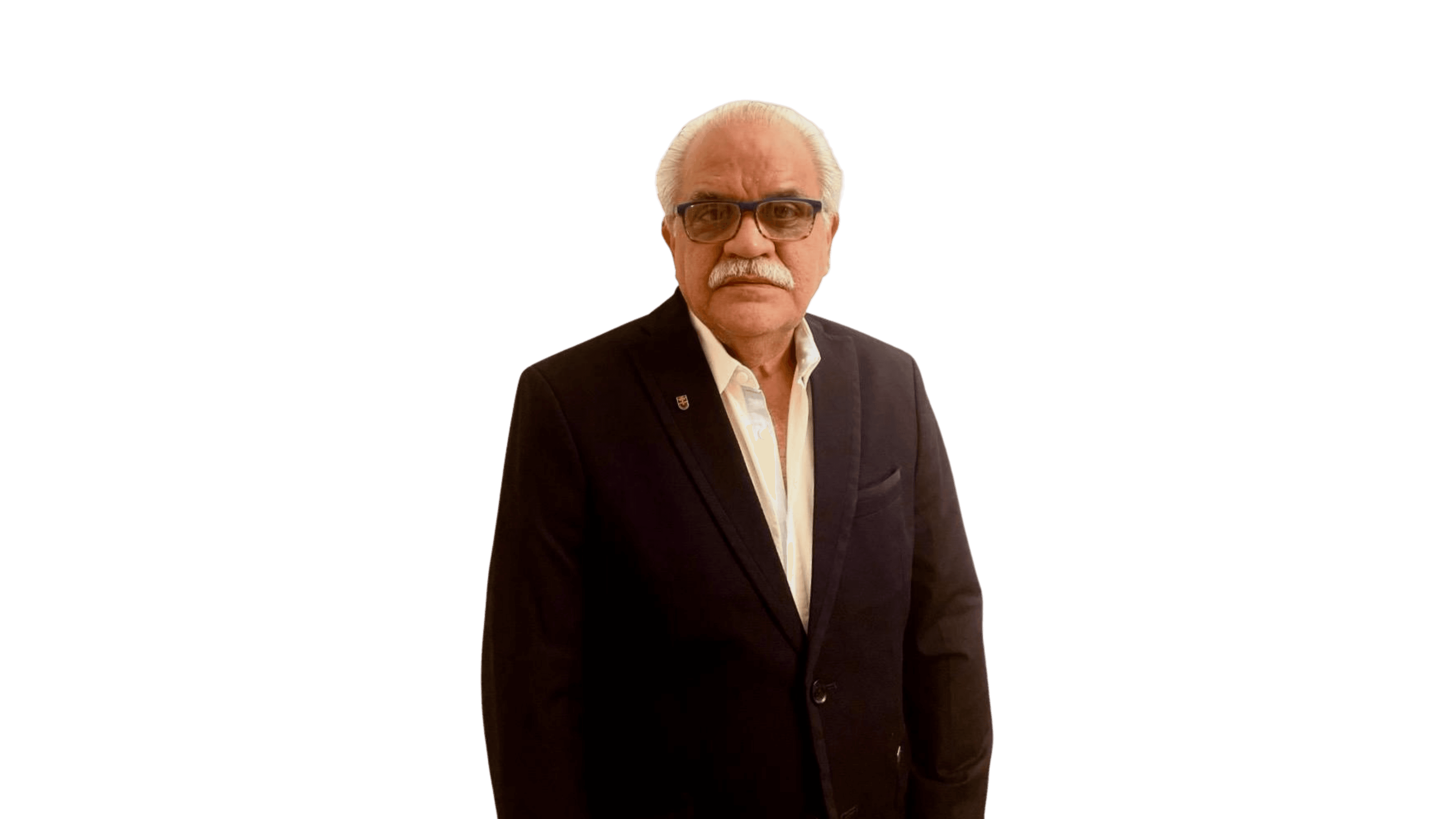 Hombre mayor con cabello blanco, bigote y gafas, vistiendo chaqueta oscura sobre fondo negro.