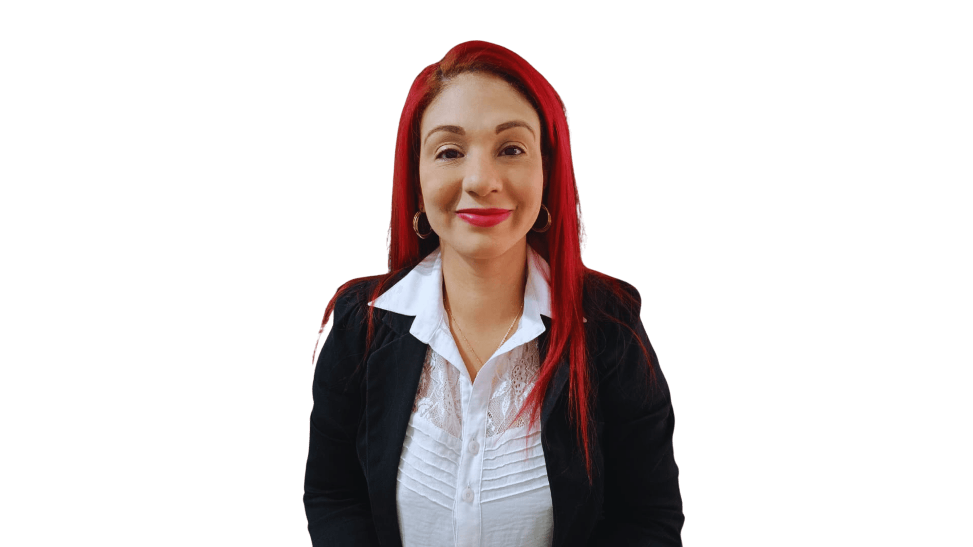 Mujer sonriente con cabello rojo intenso, vistiendo blusa blanca y chaqueta negra, fondo negro sólido.